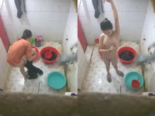 Quay lén em sinh viên đang tắm ở phòng tắm nhà trọ